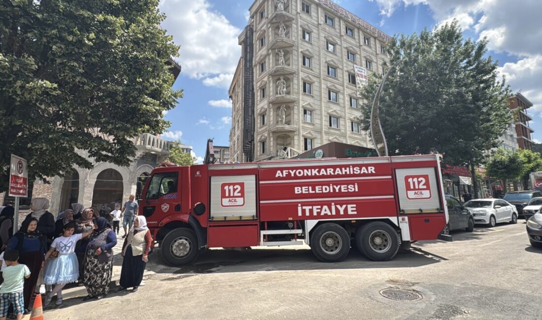 AFYONKARAHİSAR (AA) – Afyonkarahisar'da kontrollü yıkımı sırasında kısmen çöken 6