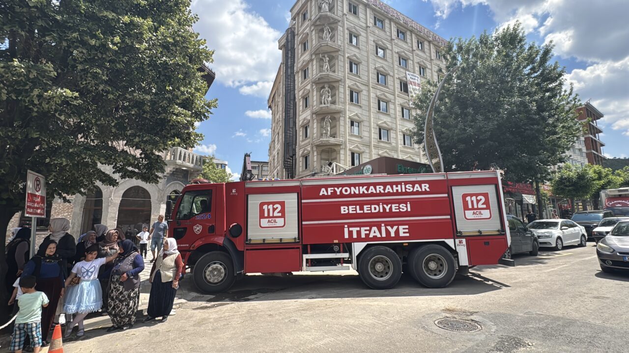 AFYONKARAHİSAR (AA) – Afyonkarahisar'da kontrollü yıkımı sırasında kısmen çöken 6