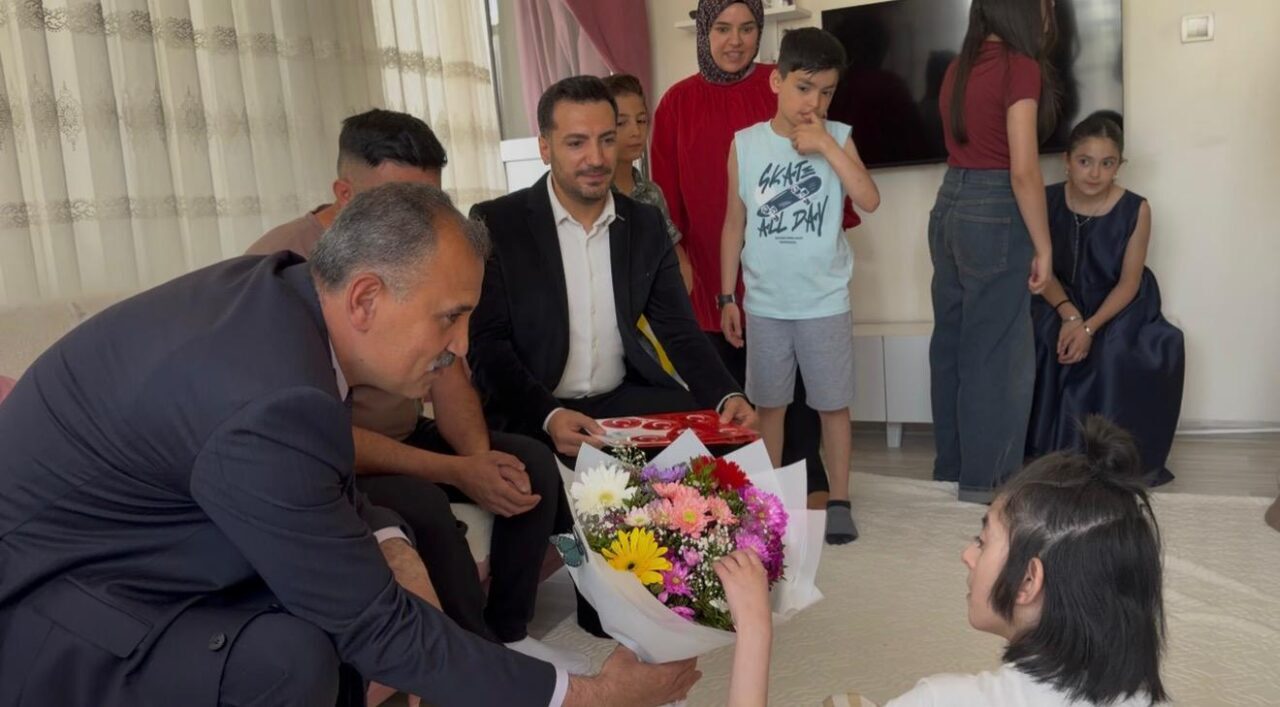 AĞRI (AA) – Ağrı Valisi Önder Bozkurt, evde eğitim hizmetinden
