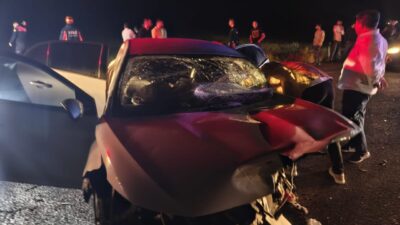 AĞRI (AA) – Ağrı'nın Eleşkirt ilçesinde 2 otomobilin çarpışması sonucu