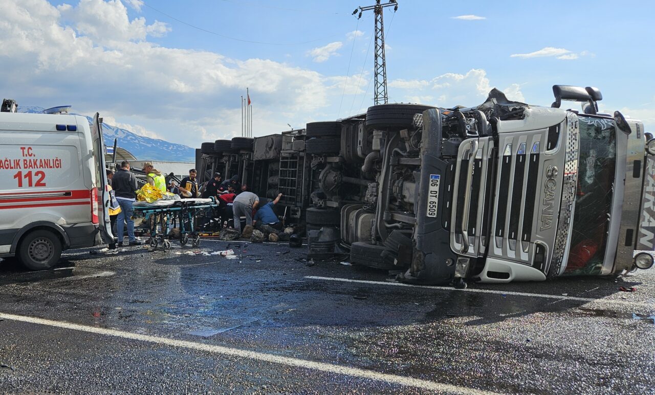 AĞRI (AA) – Ağrı'nın Patnos ilçesinde meydana gelen zincirleme trafik
