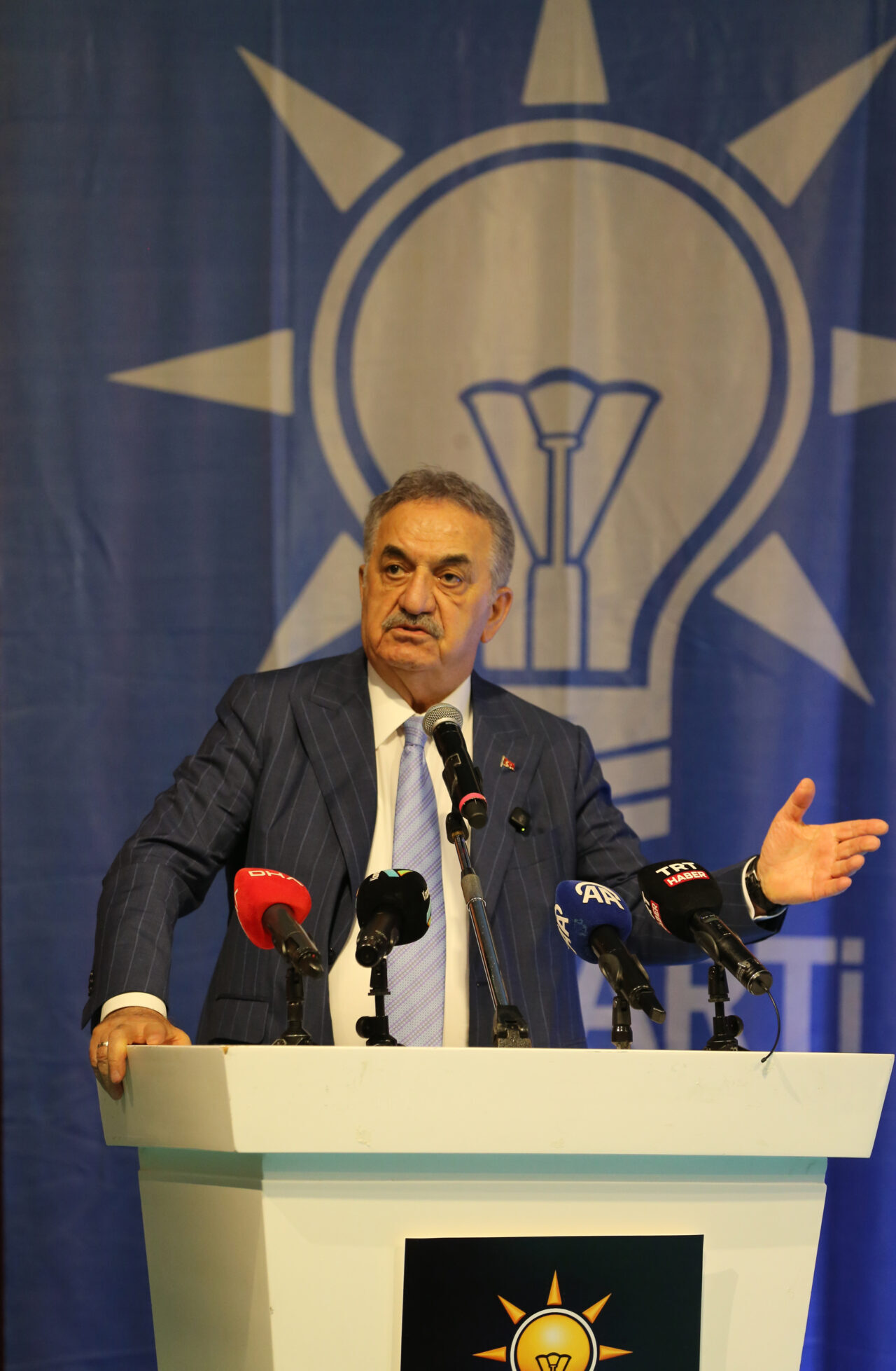 - "Hem özel sektörü hem kamu teşebbüslerini desteklemek suretiyle kendi