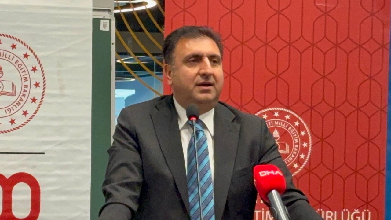 - İstanbul İl Milli Eğitim Müdürü Murat Mücahit Yentür:
- "Burada