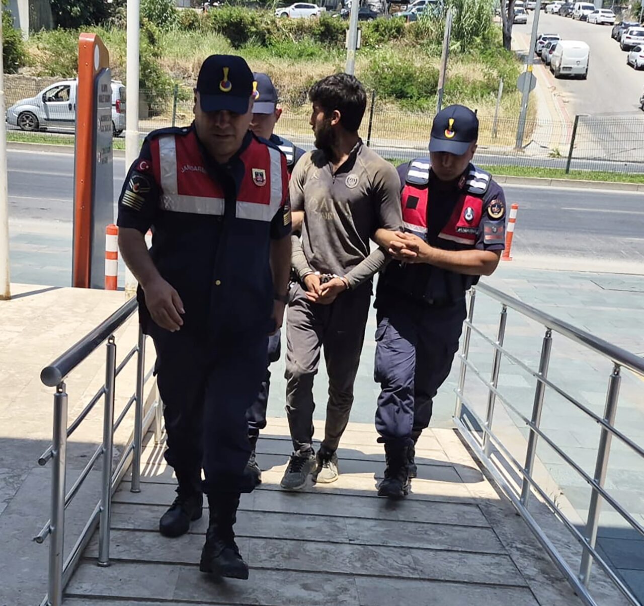 ANTALYA (AA) – Cezaevinden firar eden ve hakkında 27 yıl