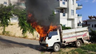 ANTALYA (AA) – Antalya'nın Alanya ilçesinde park halindeyken yanan kamyonette