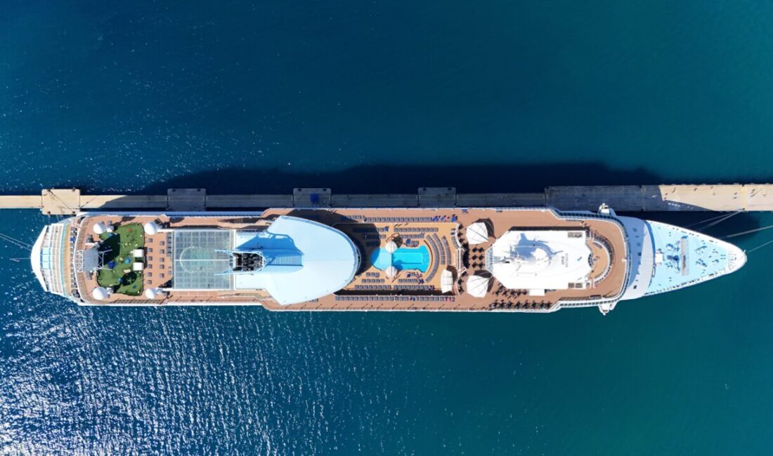 ANTALYA (AA) – Antalya'nın Alanya ilçesine Malta bayraklı "Marella Discovery"
