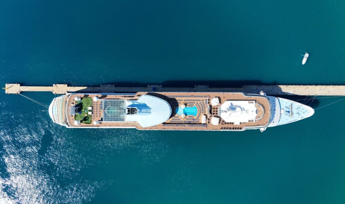 ANTALYA (AA) – Malta bayraklı "Marella Discovery" isimli kruvaziyer, Antalya'nın