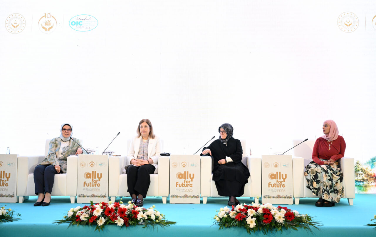- KADEM Yönetim Kurulu Başkanı Canan Sarı:
- "Müslüman genç kadınlar
