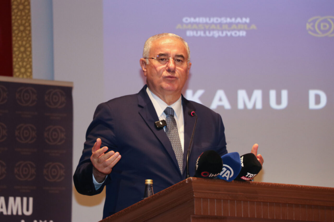 - Kamu Başdenetçisi Mehmet Akarca:
- "Vatandaşla kamu idaresi arasında çıkan