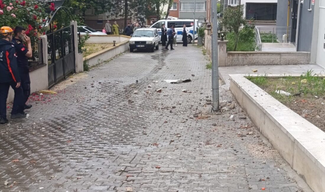 AMASYA (AA) – Amasya'da sağanağın ardından 5 katlı bir binada,