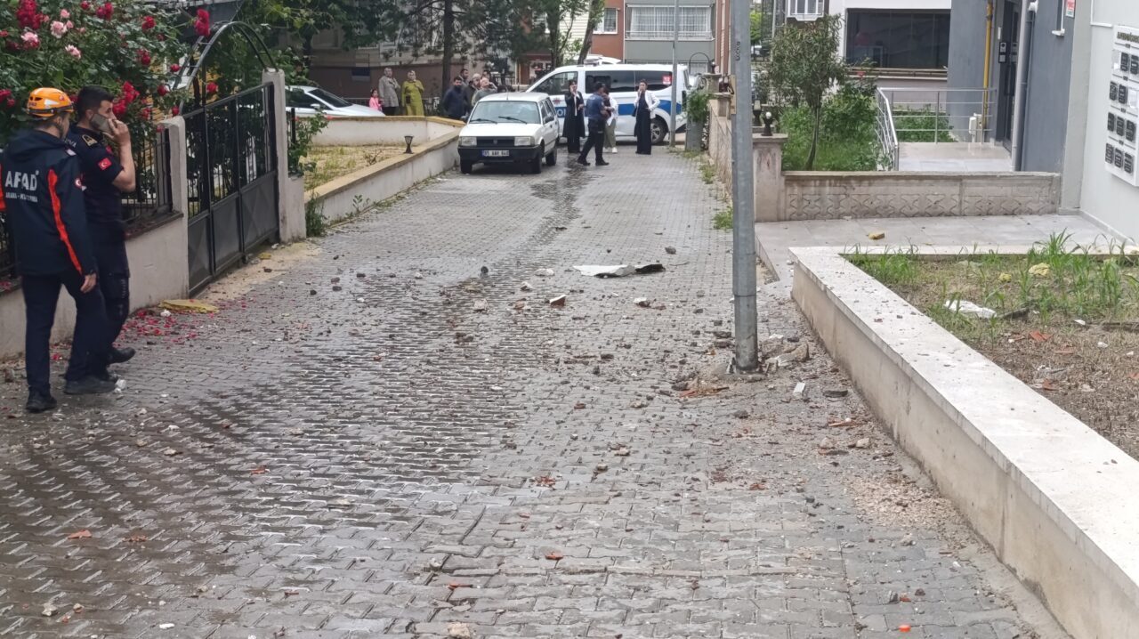 AMASYA (AA) – Amasya'da sağanağın ardından 5 katlı bir binada,