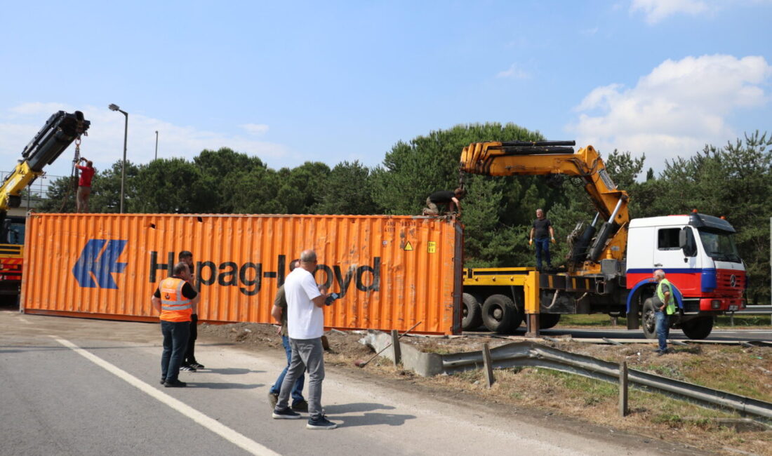 SAKARYA (AA) – Anadolu Otoyolu'nun Sakarya kesimi bağlantı yolunda devrilen