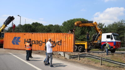 SAKARYA (AA) – Anadolu Otoyolu'nun Sakarya kesimi bağlantı yolunda devrilen