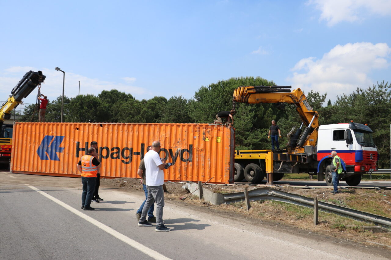 SAKARYA (AA) – Anadolu Otoyolu'nun Sakarya kesimi bağlantı yolunda devrilen