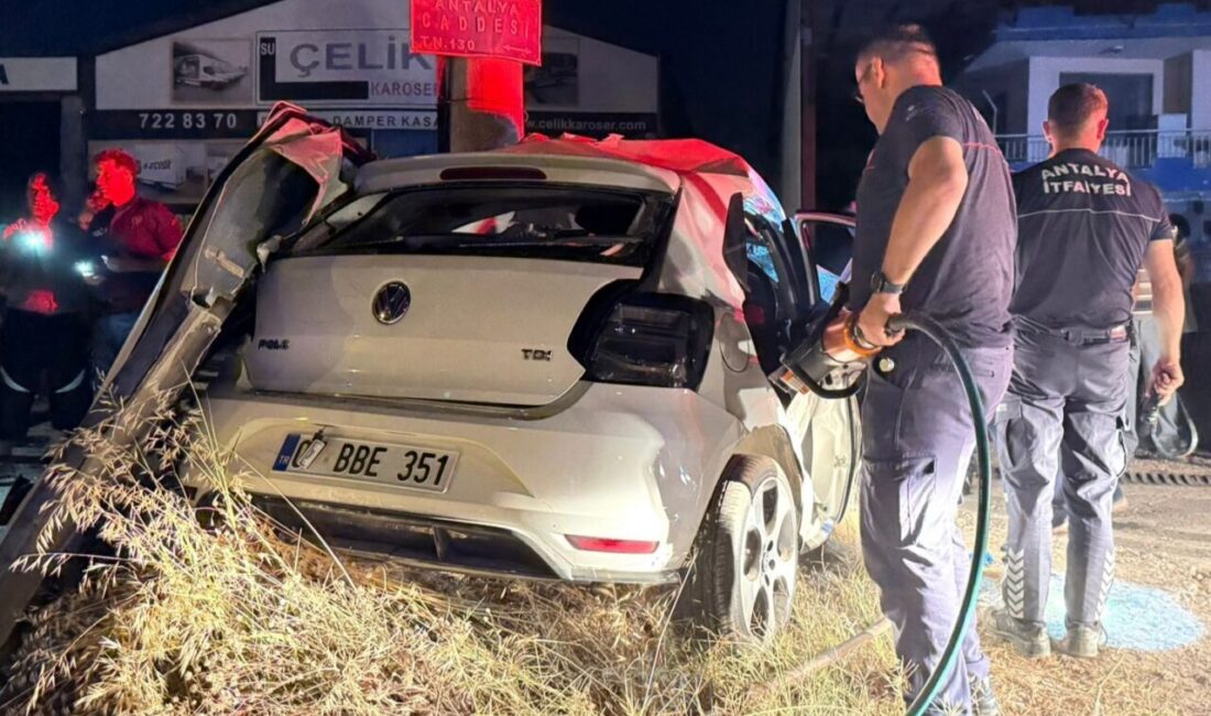 ANTALYA (AA) – Antalya'nın Serik ilçesinde aydınlatma direğine çarpan otomobilin