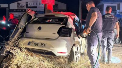 ANTALYA (AA) – Antalya'nın Serik ilçesinde aydınlatma direğine çarpan otomobilin