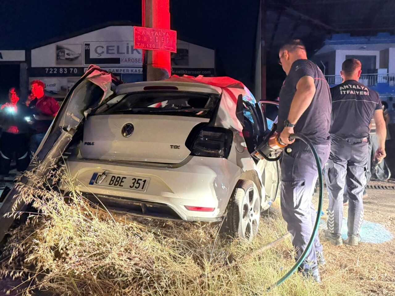 ANTALYA (AA) – Antalya'nın Serik ilçesinde aydınlatma direğine çarpan otomobilin