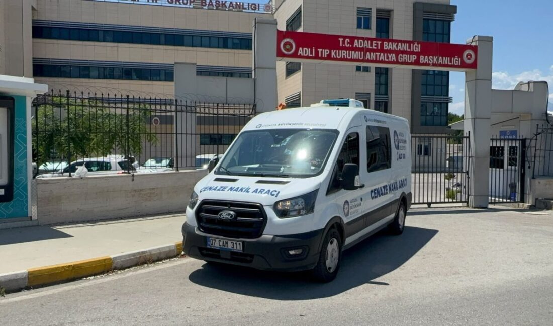 ANTALYA (AA) – Antalya'nın Muratpaşa ilçesinde üst geçitte bariyere çarpan