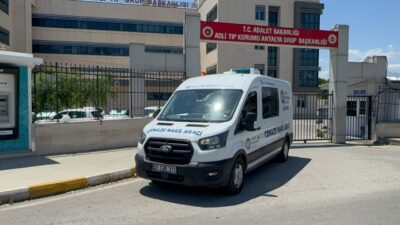 ANTALYA (AA) – Antalya'nın Muratpaşa ilçesinde üst geçitte bariyere çarpan