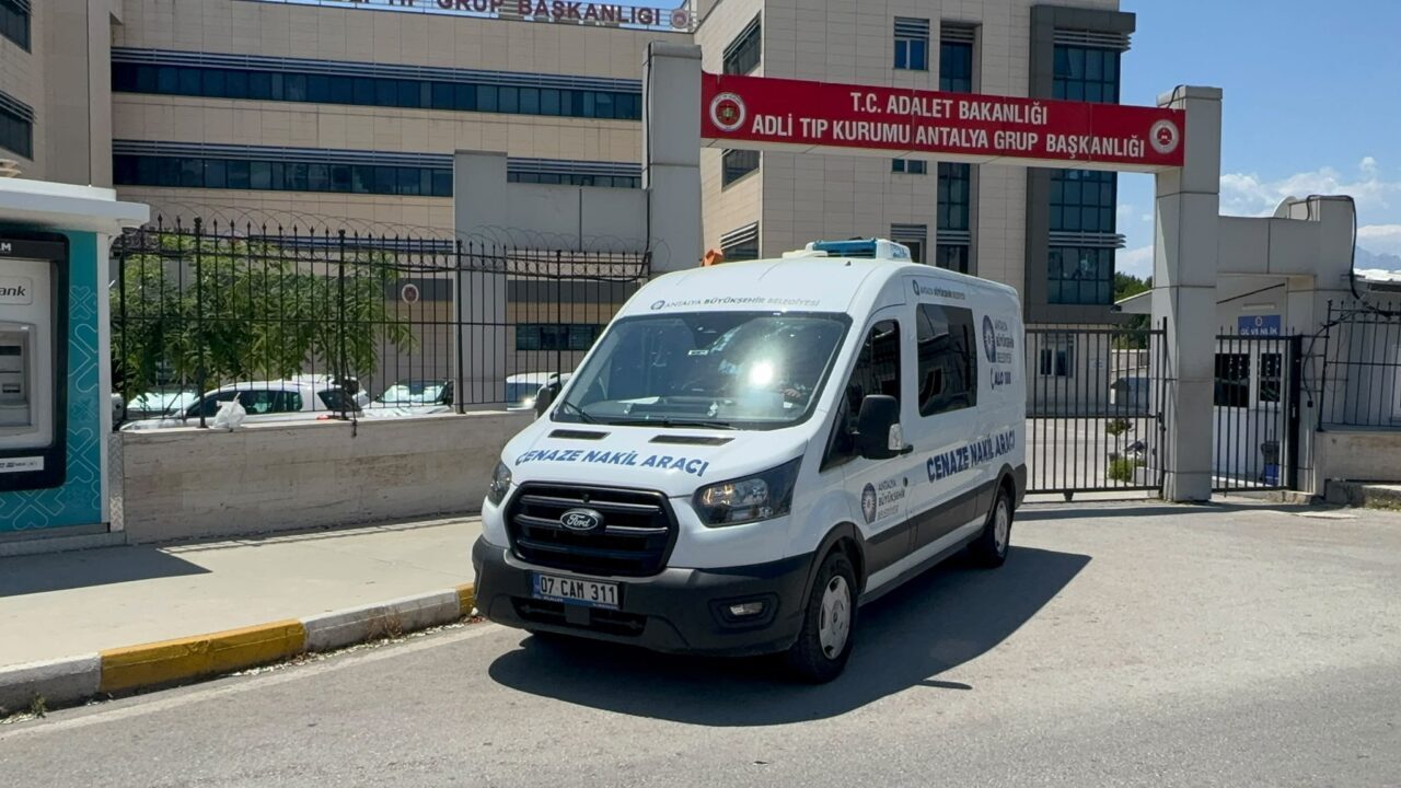 ANTALYA (AA) – Antalya'nın Muratpaşa ilçesinde üst geçitte bariyere çarpan