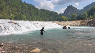 ANTALYA (AA) – Antalya'nın Manavgat ilçesindeki Alara Çayı'na giren kişi,