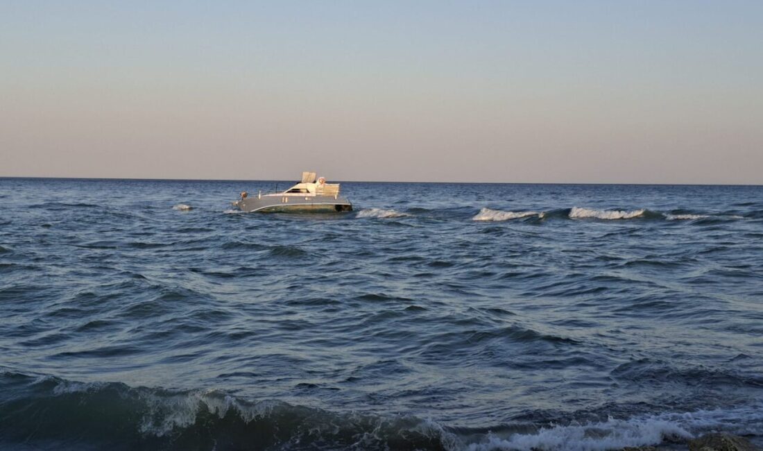 ANTALYA (AA) – Antalya'nın Serik ilçesinde denizde iki teknede mahsur