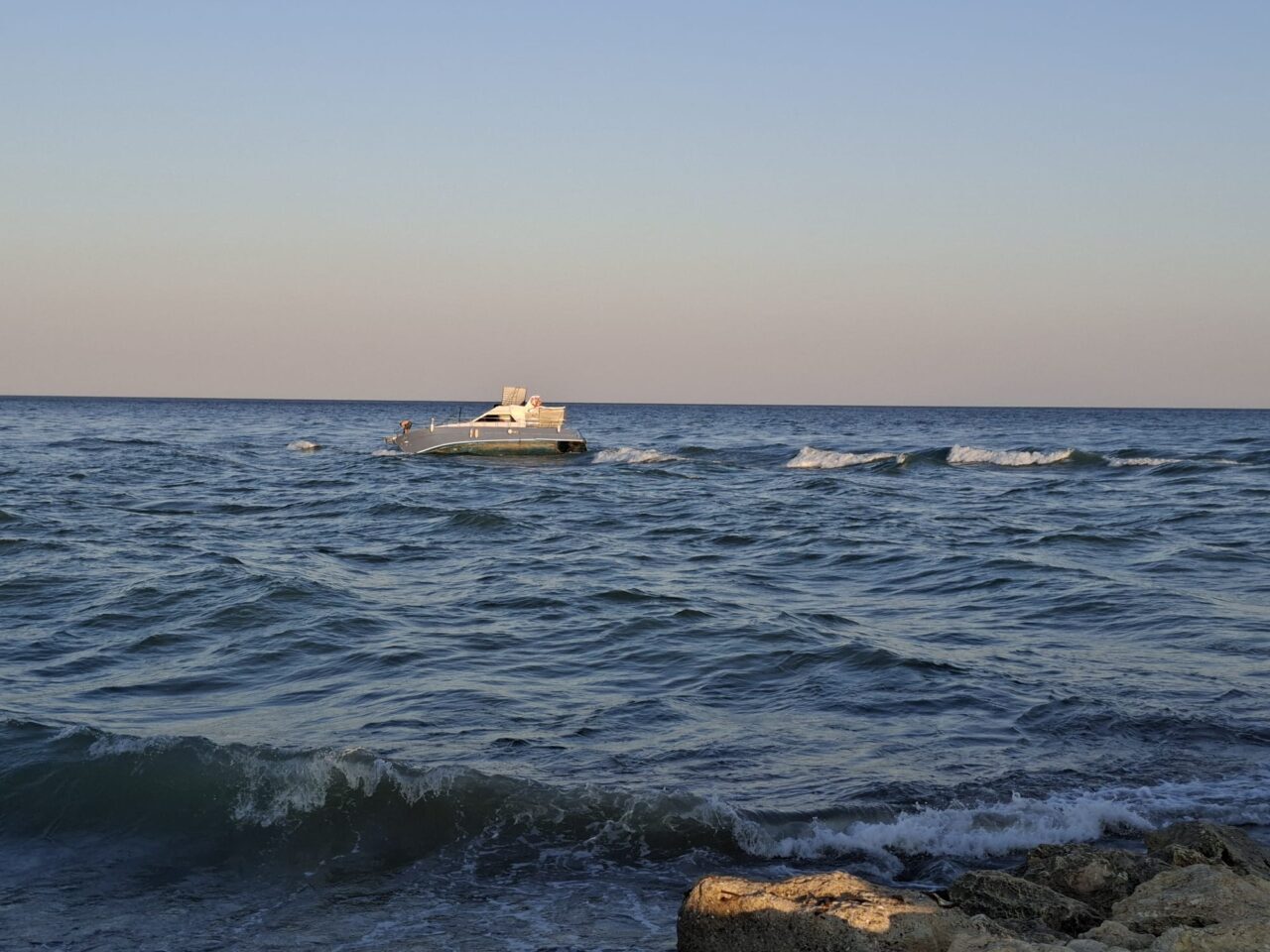 ANTALYA (AA) – Antalya'nın Serik ilçesinde denizde iki teknede mahsur