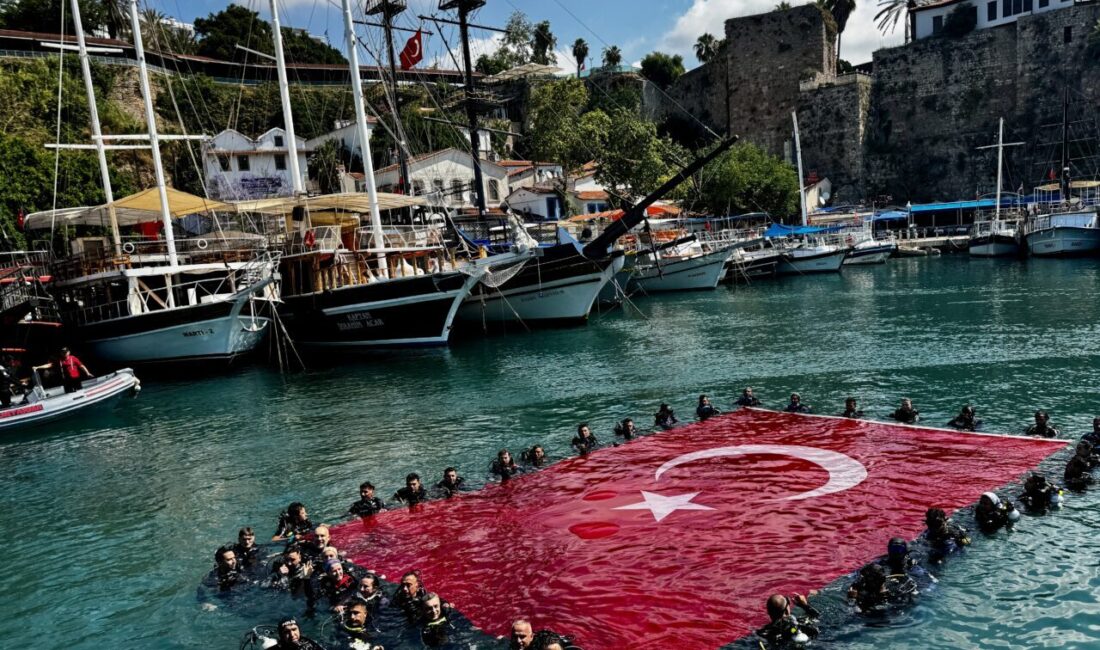 - Vali Şahin ve beraberindeki dalgıçlar, deniz altında Türk bayrağı