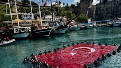 - Vali Şahin ve beraberindeki dalgıçlar, deniz altında Türk bayrağı