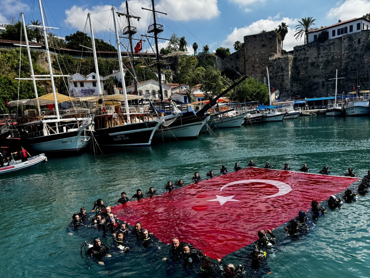 - Vali Şahin ve beraberindeki dalgıçlar, deniz altında Türk bayrağı