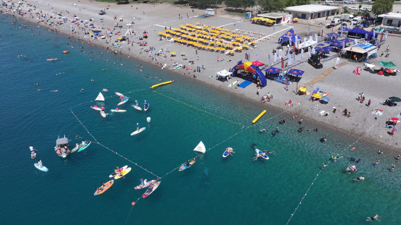 ANTALYA (AA) – Antalya'da Red Bull'un düzenlediği "Tahtada Kal" yarışmasında