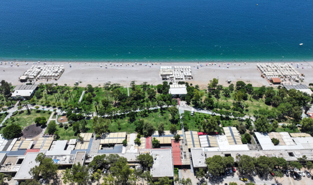 ANTALYA (AA) – Antalya'da etkili olan sıcak havadan bunalanlar, sahillerde