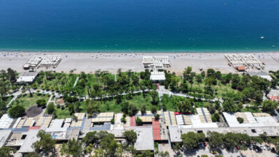 ANTALYA (AA) – Antalya'da etkili olan sıcak havadan bunalanlar, sahillerde