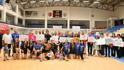 - İl Sağlık Müdürlüğünce düzenlenen voleybol turnuvasında sporcular, serviks ve