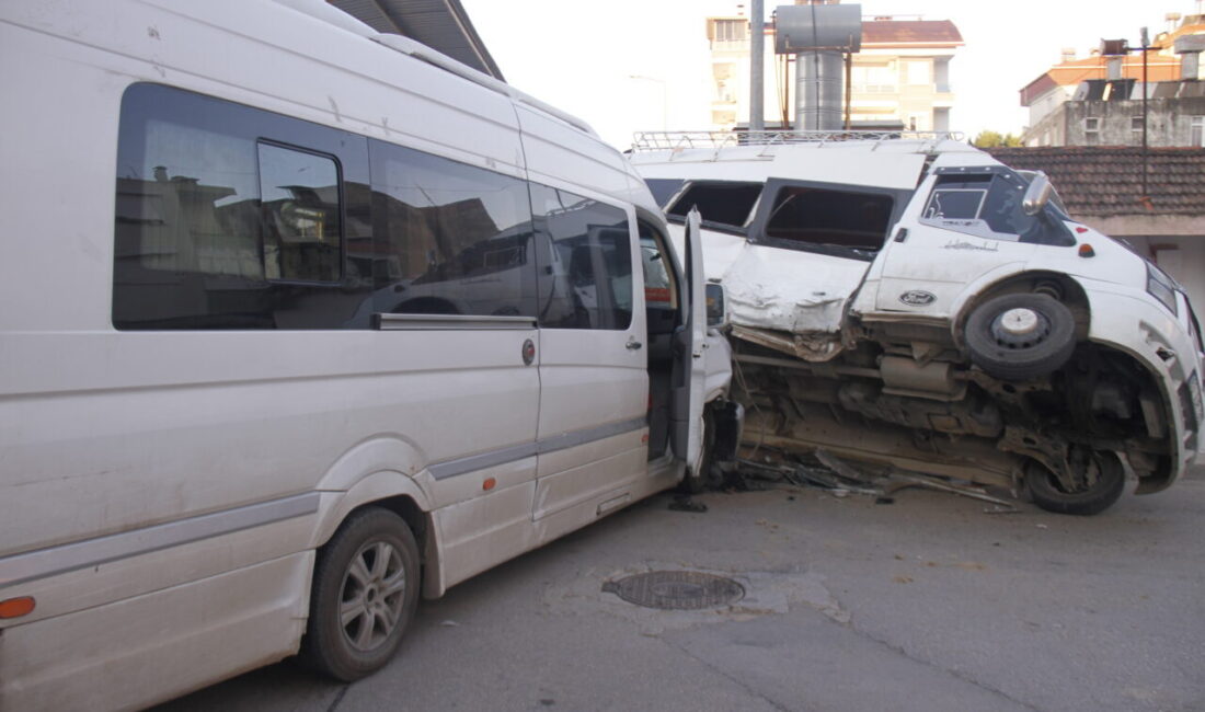 ANTALYA (AA) – Antalya’nın Serik ilçesinde tarım işçilerini taşıyan 2