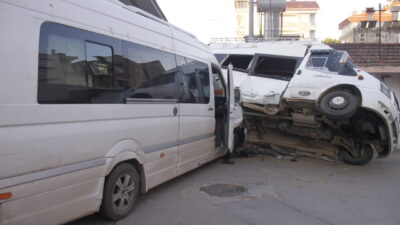 ANTALYA (AA) – Antalya’nın Serik ilçesinde tarım işçilerini taşıyan 2