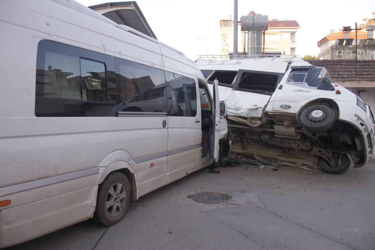 ANTALYA (AA) – Antalya’nın Serik ilçesinde tarım işçilerini taşıyan 2