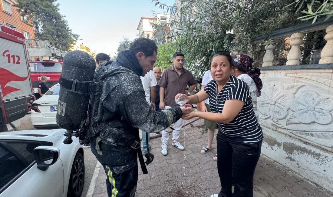 - Bir dairede başlayan yangında, duman nedeniyle evlerinden çıkamayan 2'si