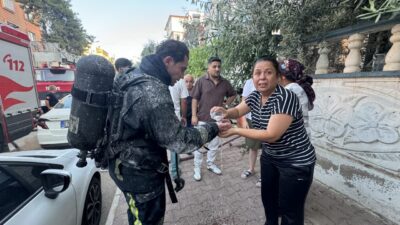 - Bir dairede başlayan yangında, duman nedeniyle evlerinden çıkamayan 2'si