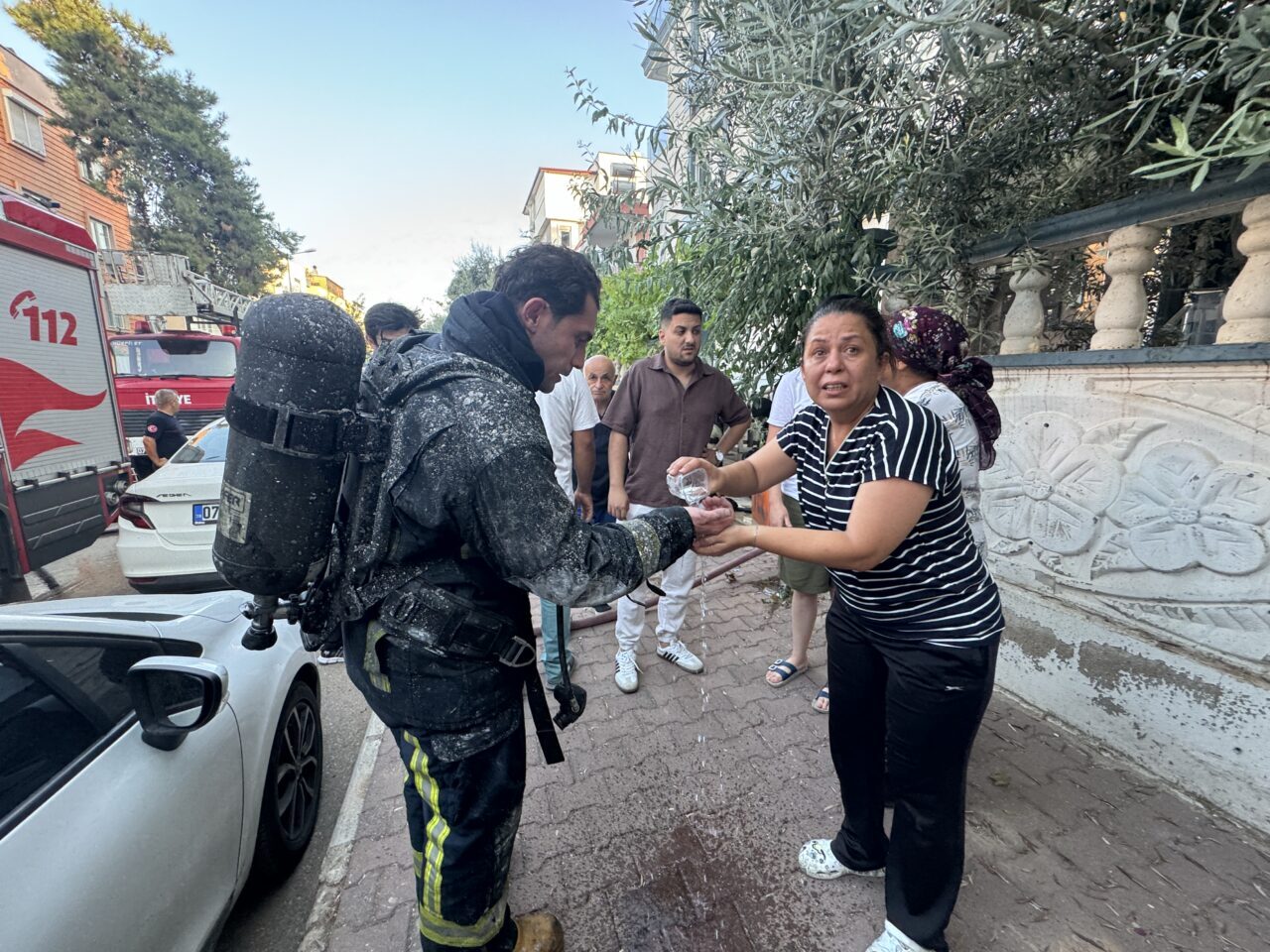 - Bir dairede başlayan yangında, duman nedeniyle evlerinden çıkamayan 2'si