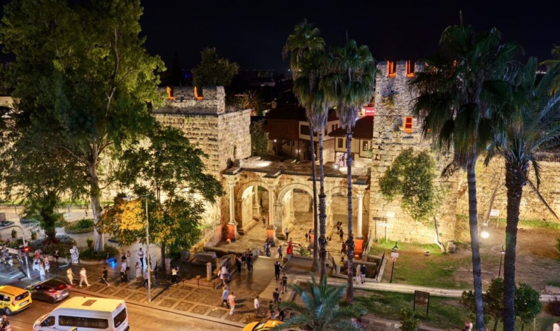 ANTALYA (AA) – Antalya'nın tarihi Kaleiçi'ne açılan simge yapılarından Üçkapılar