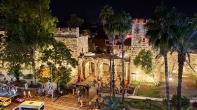 ANTALYA (AA) – Antalya'nın tarihi Kaleiçi'ne açılan simge yapılarından Üçkapılar