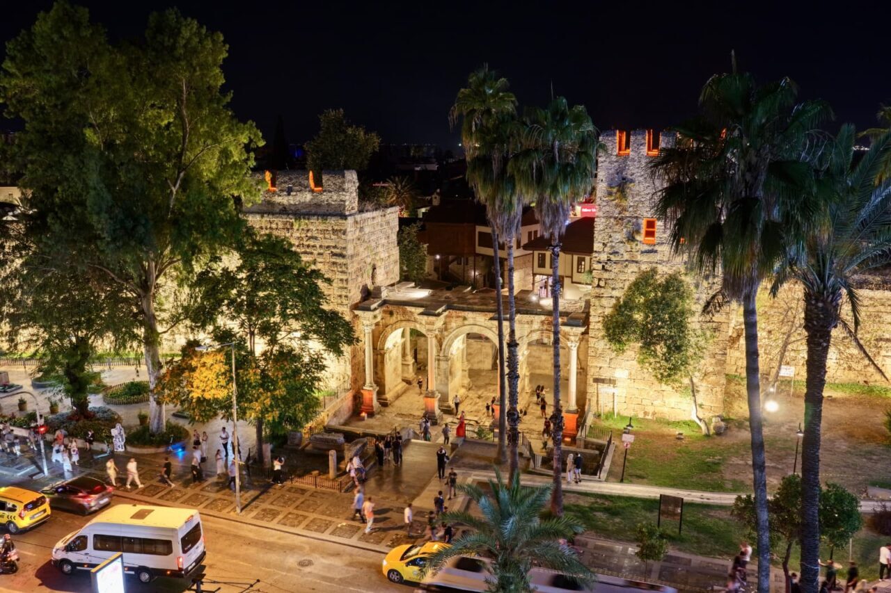 ANTALYA (AA) – Antalya'nın tarihi Kaleiçi'ne açılan simge yapılarından Üçkapılar