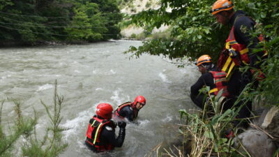 ARTVİN (AA) – Artvin'in Şavşat ilçesinde, kamyonun dereye devrildiği kazada
