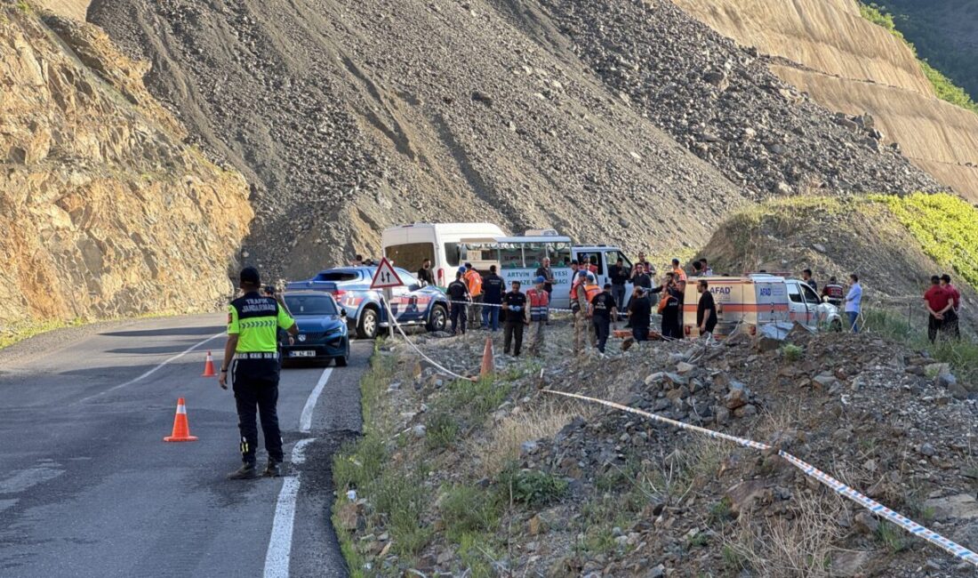 ARTVİN (AA) – Artvin'in Şavşat ilçesinde, kamyonun dereye devrildiği kazada