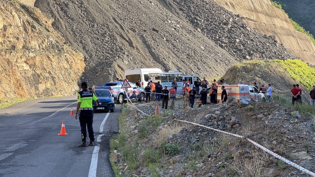 ARTVİN (AA) – Artvin'in Şavşat ilçesinde, kamyonun dereye devrildiği kazada