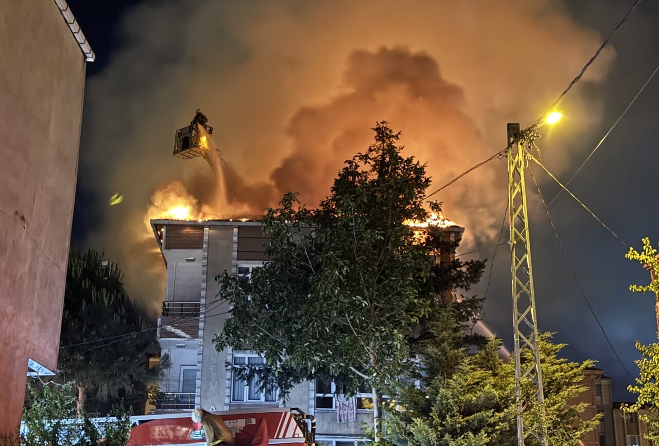 İSTANBUL (AA) – Avcılar'da 3 katlı binanın çatısında çıkan yangın