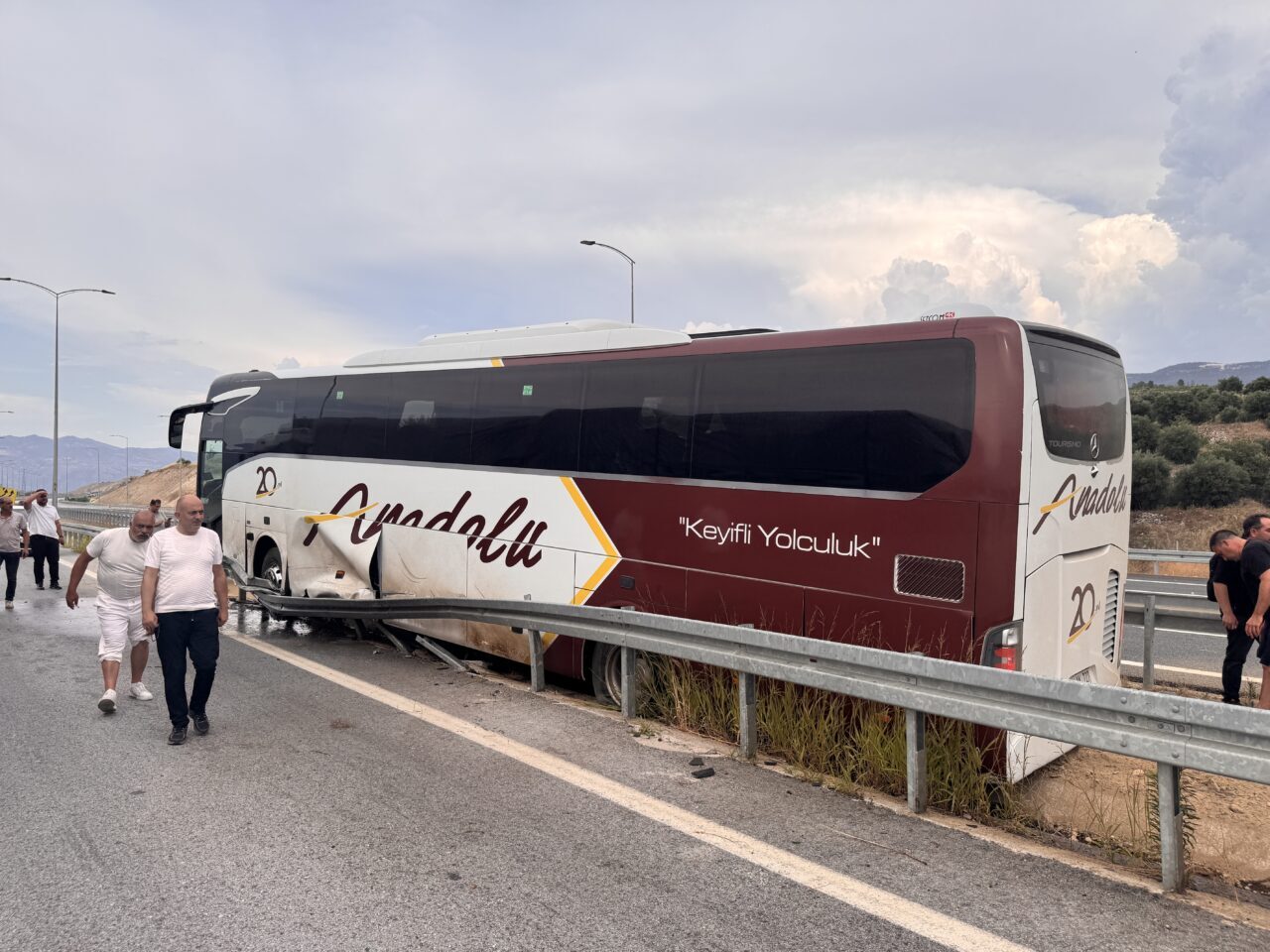 AYDIN (AA) – Aydın'ın Kuyucak ilçesinde yolcu otobüsü ile otomobilin