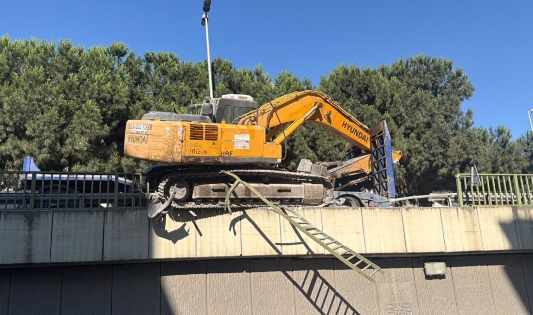İSTANBUL (AA) – Bahçelievler'de seyir halindeki tırın üzerinden düşen ekskavatör