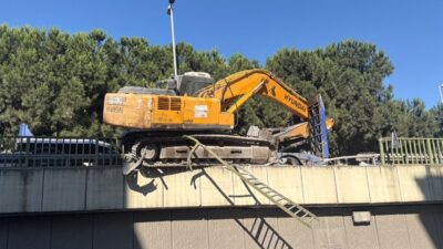 İSTANBUL (AA) – Bahçelievler'de seyir halindeki tırın üzerinden düşen ekskavatör